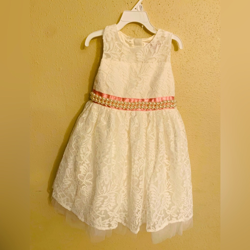 Pretty Lace dress for girl
Girls Dress Size : 4 T